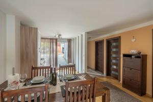 uma sala de jantar com mesa e cadeiras e uma cozinha em Apartment Gabriella em Zagreb