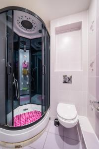 a bathroom with a shower with a toilet and a sink at АПАРТАМЕНТЫ РОССИИ парк победы in Kazan