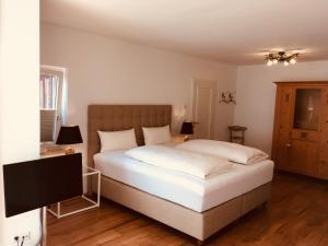 Postel nebo postele na pokoji v ubytování Hotel Spiegel Garni