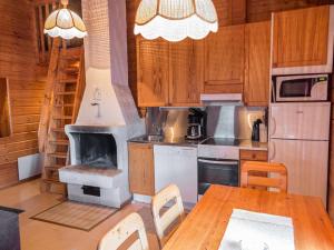 ユッラスヤルヴィにあるHoliday Home Lomaylläs f79 -palovaarankaarre 18b by Interhomeのキッチン(コンロ、テーブル、椅子付)
