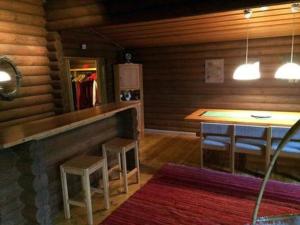 un restaurante con mesa y sillas en una habitación en Holiday Home Sokeelampi by Interhome, en Matku