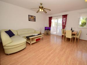 salon z kanapą i stołem w obiekcie Apartment Anđa-1 by Interhome w Trogirze