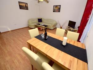 - un salon avec une table à manger et un canapé dans l'établissement Apartment Anđa-1 by Interhome, à Trogir