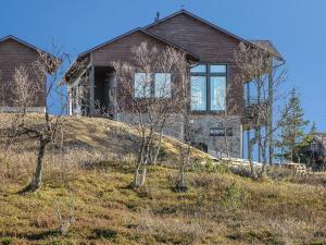 dom siedzący na szczycie wzgórza w obiekcie Holiday Home Karhu b by Interhome w mieście Saariselkä
