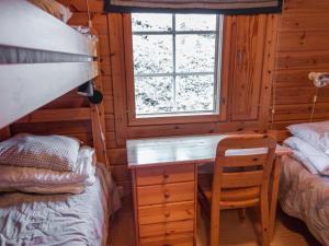 ユッラスヤルヴィにあるHoliday Home Lomaylläs f79 -palovaarankaarre 18b by Interhomeのベッドルーム(デスク、ベッド、窓付)