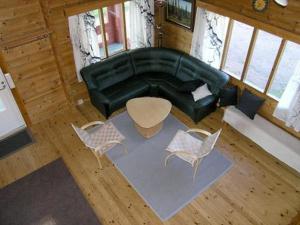 une vue aérienne d'un salon avec un canapé et des chaises dans l'établissement Holiday Home Hirviharju by Interhome, à Torsansalo