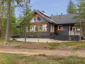 KyröにあるHoliday Home Homma by Interhomeの森の家