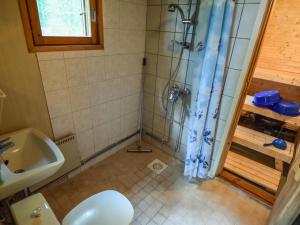 y baño con ducha, aseo y lavamanos. en Holiday Home Leppäranta by Interhome, en Harjula