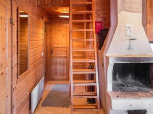 ユッラスヤルヴィにあるHoliday Home Lomaylläs f79 -palovaarankaarre 18b by Interhomeの木造キャビン内の暖炉付きの部屋