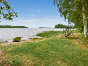 un barco sentado en la orilla de un lago en Holiday Home Koivuranta by Interhome, en Oravi
