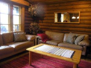 sala de estar con sofá y mesa de centro en Holiday Home Sokeelampi by Interhome, en Matku