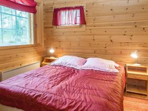 ターコブオリにあるHoliday Home Syvärinkulta a by Interhomeの木製の壁のベッドルーム1室