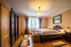 Un dormitorio con una cama grande y una ventana en CASA SPERANTEI, en Sighişoara