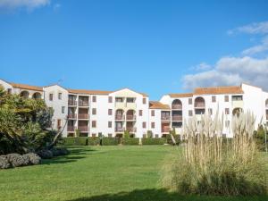 Blick auf einen großen Apartmentkomplex mit Rasen in der Unterkunft Apartment Les Balcons de l'Atlantique-12 by Interhome in Strand Pontaillac