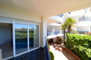 レスカラにあるPASSEIG DEL MAR 9 2.2のバルコニー付きの家の外の景色を望めます。