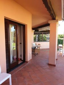 una puerta abierta a un patio con mesa y sillas en Villa Turisarda en Baja Sardinia