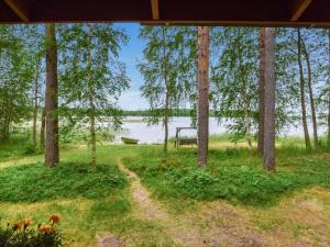 Holiday Home Koivuranta by Interhome في Oravi: اطلالة على بحيرة من خلال الاشجار