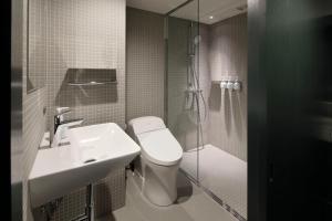 Koupelna v ubytování DDD HOTEL