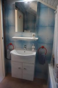 Un baño con un lavabo blanco y un espejo. en Acharavi Afrodite Apartments, en Acharavi 26 fotos más