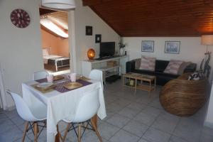 una sala de estar con una mesa y un sofá en Acharavi Afrodite Apartments, en Acharavi