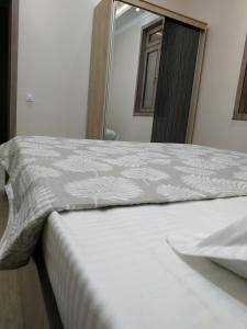 un primer plano de una cama en una habitación en Happy House, en Samarkand