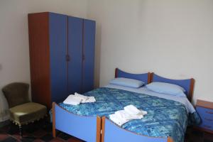 タオルミーナにあるNaxos Seaのベッドルーム1室(ベッド1台、キャビネット、椅子付)