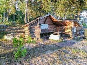 una cabaña de madera en medio de un bosque en Holiday Home Hästöskata b by Interhome en Kruunupyy
