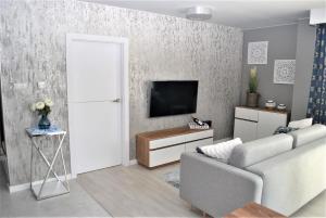 A television and/or entertainment center at Apartament Mirage Classic