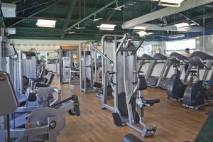 un gimnasio con muchas cintas de correr y máquinas en Bourbon Barra da Tijuca Residence en Río de Janeiro