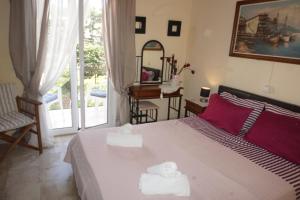 sypialnia z łóżkiem z dwoma ręcznikami w obiekcie Acharavi Afrodite Apartments w Acharavi