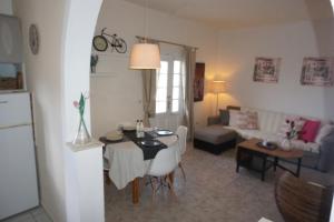 una sala de estar con una mesa y un sofá en Acharavi Afrodite Apartments, en Acharavi