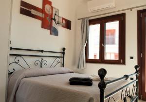 una camera con letto e finestra di Is Seddas B&B a Bari Sardo