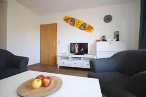 una sala de estar con una mesa con manzanas. en GODS06004-FeWo-de-Klipp, en Gollendorf