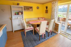eine Küche und ein Esszimmer mit einem Tisch und Stühlen in der Unterkunft Appartements Kaiserblick in Sankt Johann in Tirol