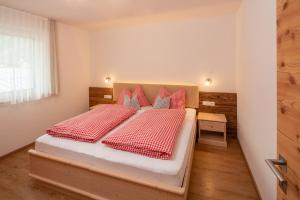 Postel nebo postele na pokoji v ubytování Apartments Sankt Walburg