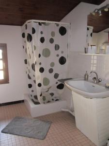 La salle de bains est pourvue d'un rideau de douche et d'un lavabo. dans l'établissement la cle des champs, à Saou