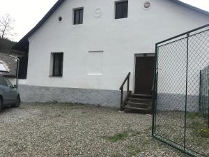 Das Gebäude in dem sich das Ferienhaus befindet