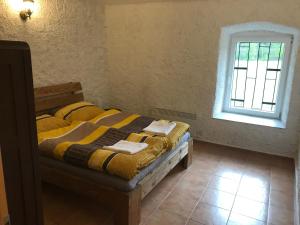Ein Bett oder Betten in einem Zimmer der Unterkunft Statek u Potoka