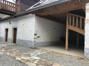 Das Gebäude in dem sich das Ferienhaus befindet
