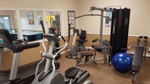 The fitness center and/or fitness facilities at Harbor Ridge