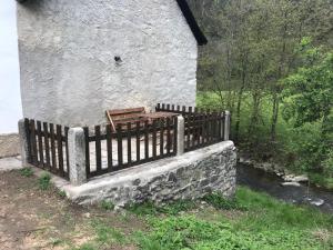 Ein Garten an der Unterkunft Statek u Potoka