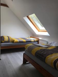 Ein Bett oder Betten in einem Zimmer der Unterkunft Statek u Potoka