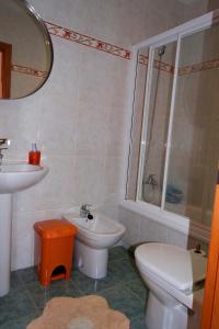 La salle de bains est pourvue de toilettes et d'un lavabo. dans l'établissement El balcón de Las Rías Baixas, à Cangas
