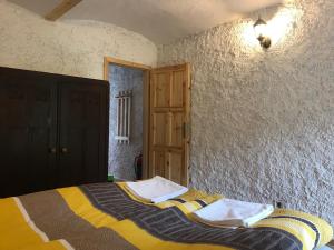 ein Schlafzimmer mit einem Bett mit Handtüchern darauf in der Unterkunft Statek u Potoka in Vimperk