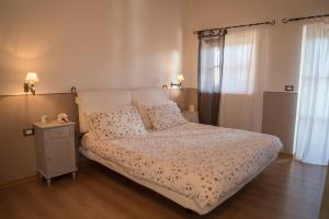 1 dormitorio con 1 cama, vestidor y ventana en Maso Caliari en Bono