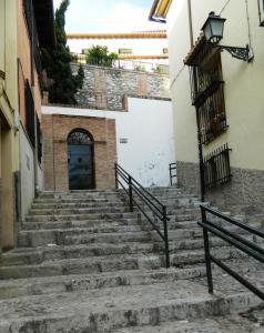 un conjunto de escaleras que conducen a una puerta en un edificio en Escapadas romanticas en Granada jacuzzi, en Granada