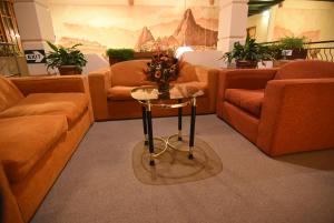 A seating area at Hotel Prisma Cusco