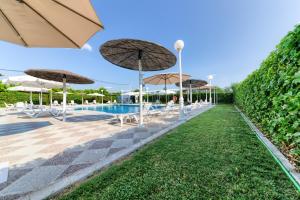Bazén v ubytovaní Hotel Torre De Los Guzmanes alebo v jeho blízkosti