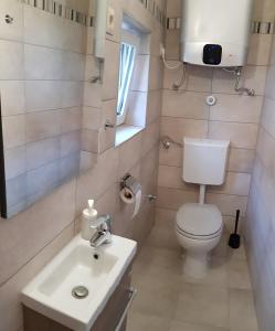 A bathroom at TimiBá