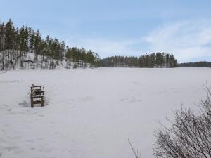 JäniskyläにあるHoliday Home Ritalahti by Interhomeの雪の中のベンチ付き凍結湖